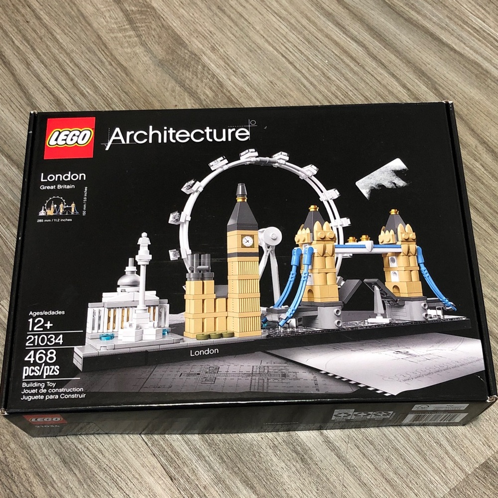 LEGO Architecture London Skyline Set with Black and Tan